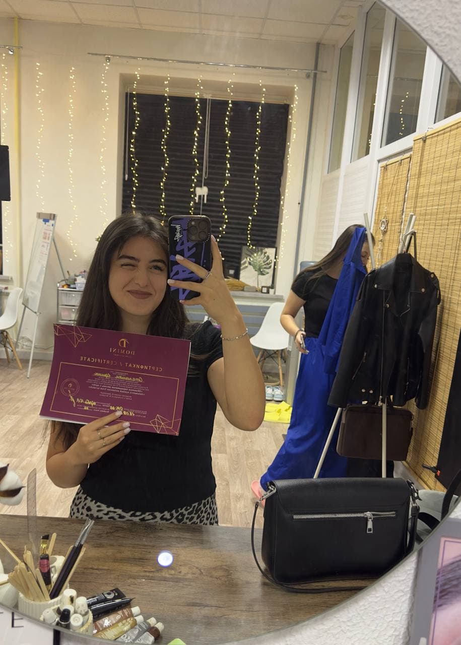 Мастер по наращиванию ресниц